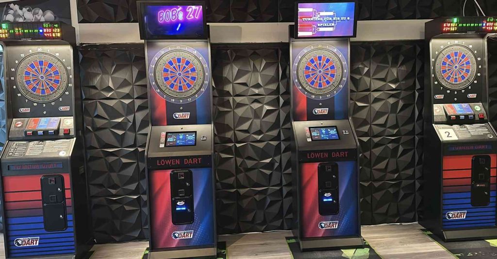 Dartautomaten in einem Spielraum
